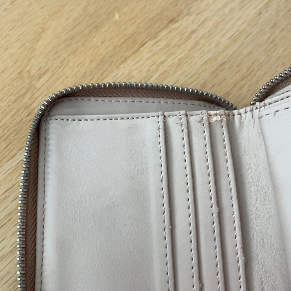 Guess Wallet - Picture 4 of 5